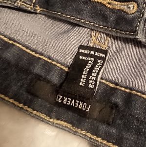 Never worn forever 21 skinny jeans , size 28 , lil stretchy. Great pair of nice